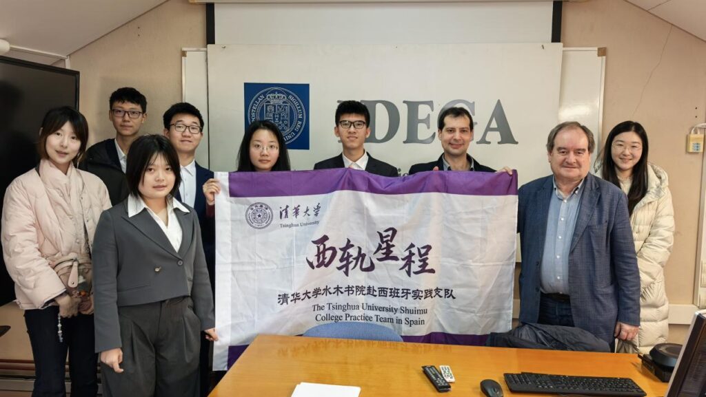 Foto grupal da delegación 'Western Rail Star Journey' do Colexio Shuimu na súa visita ao IDEGA.