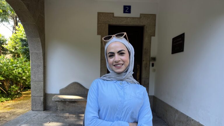 Amal Emad Ahmad AbuZnait, investigadora palestina: “Agardo levar o coñecemento en desenvolvemento rexional ao meu país”<br><span class='subtitulo'>A tese da xeógrafa da Universidade de Birzeit céntrase nos plans urbanísticos xerais baixo ocupación en Salfit</span>